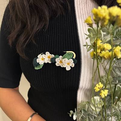 Ikriitm White Daisies Crochet Brooch On A Metal Pin image