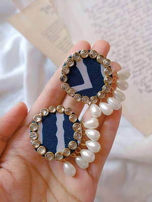 Rainvas Blue Pearls And Kundan Round Stud Earrings image