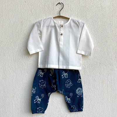 Whitewater Kids Unisex Organic White Kurta + Zoo Print Indigo Pants image