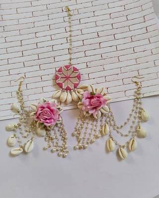 Rainvas Rose Floral Earrings Mangtika Set In White Pink With Chain image